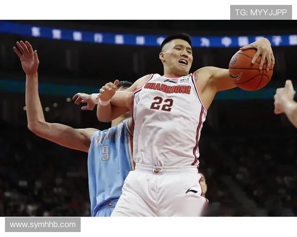 41岁老爸竟单挑把篮板掰碎 41岁老爸竟单挑把篮板掰碎